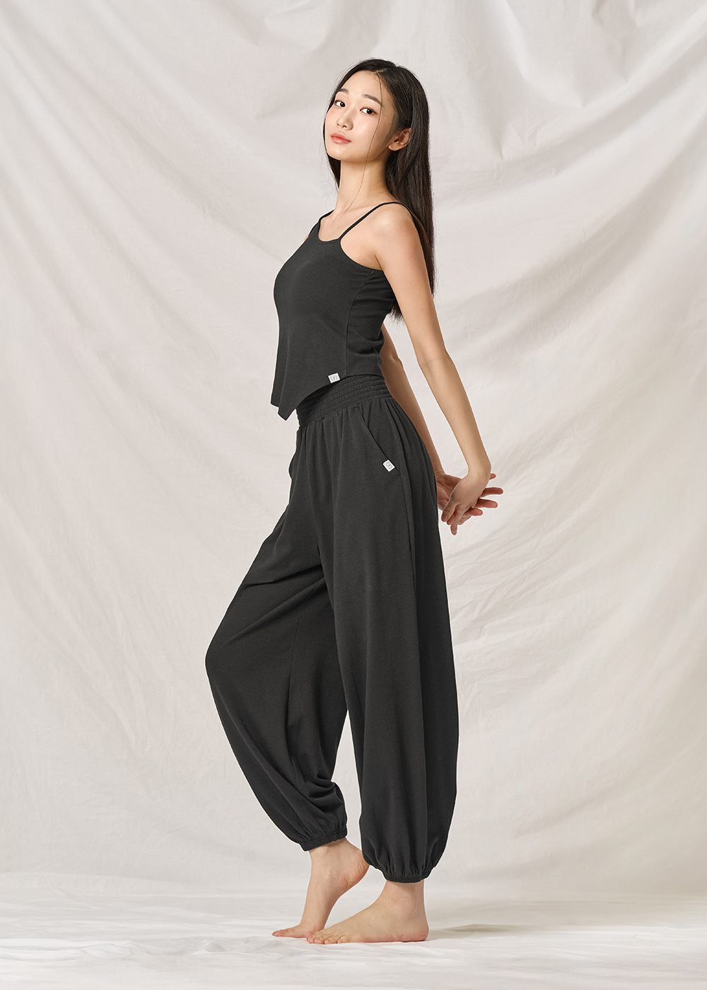 아사나 스모크 팬츠 블랙