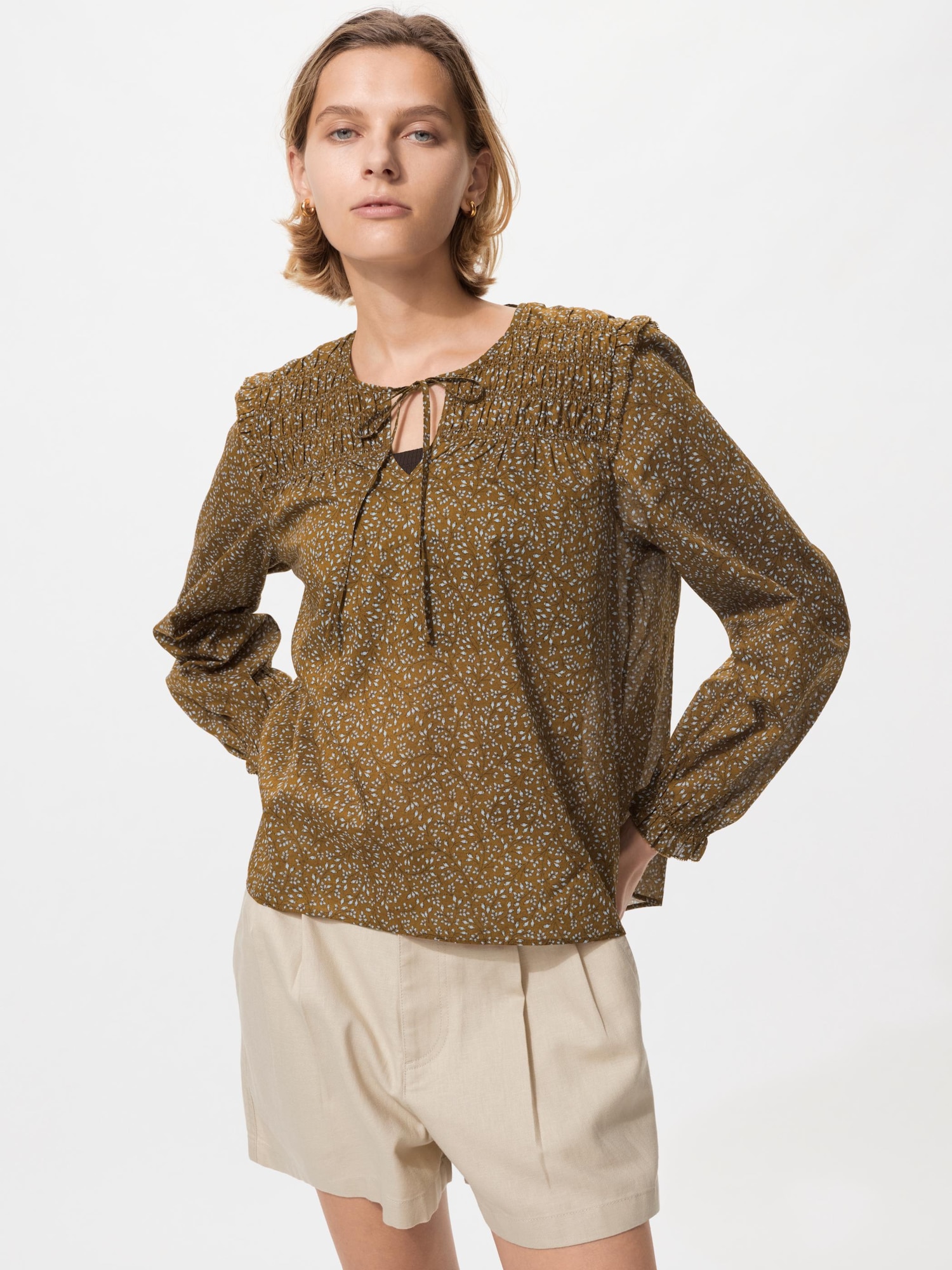 라이트코튼셔링블라우스